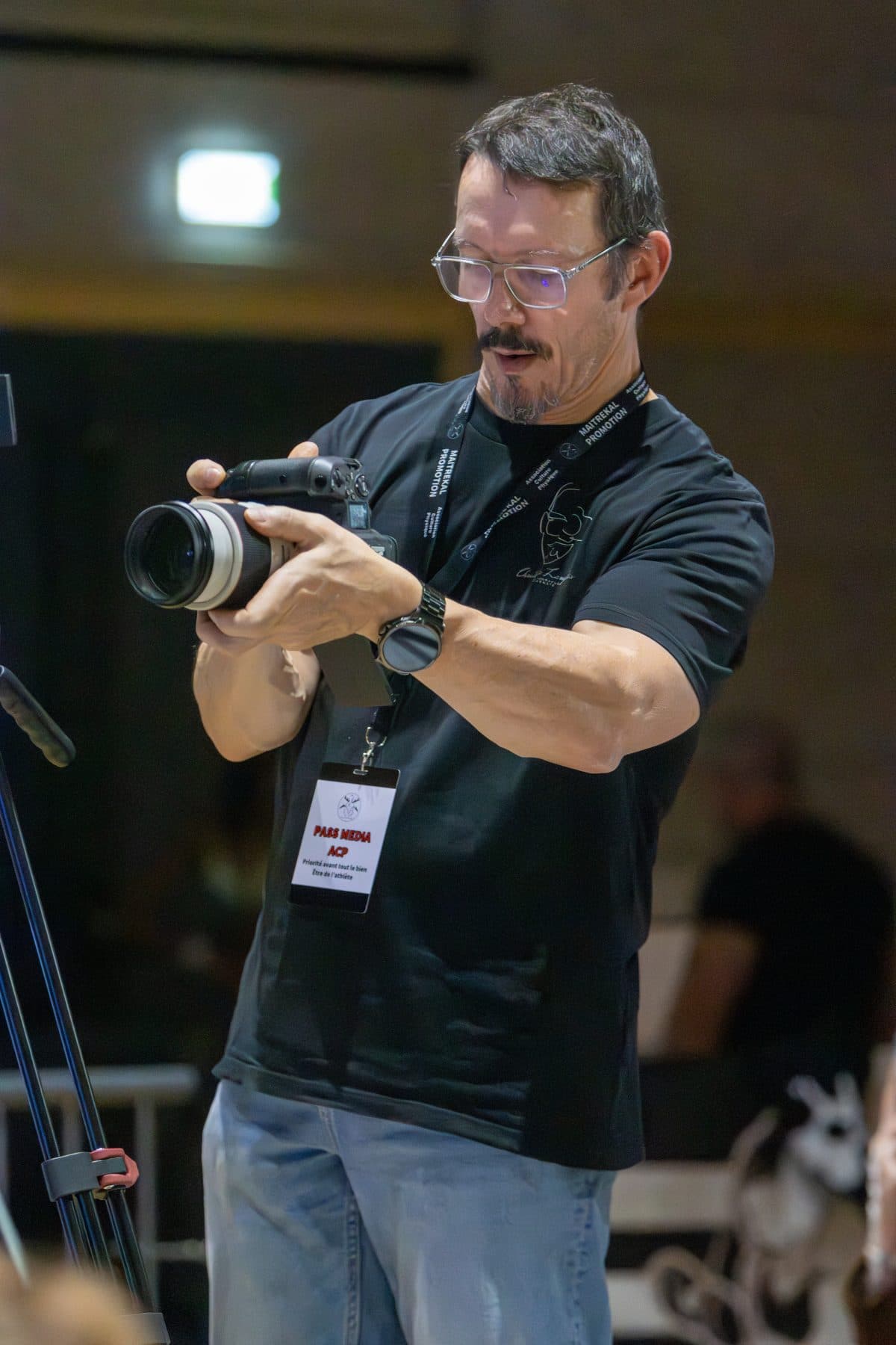 Christophe Langlois, photographe, avec son appareil et son pass média ACP en compétition